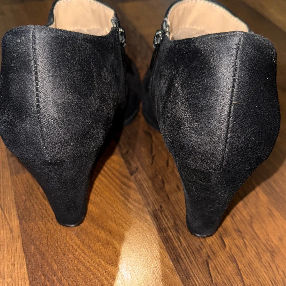 Journee Women’s Sanzi Black Suede Like Ankle Booties w Zippers (size 9.5)